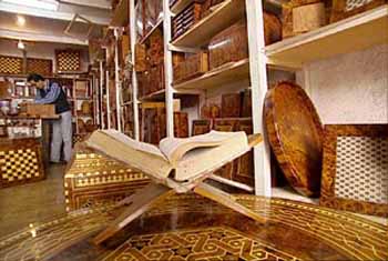 Essaouira : boutiques dart qui prsentent une vaste gamme darticles en thuya